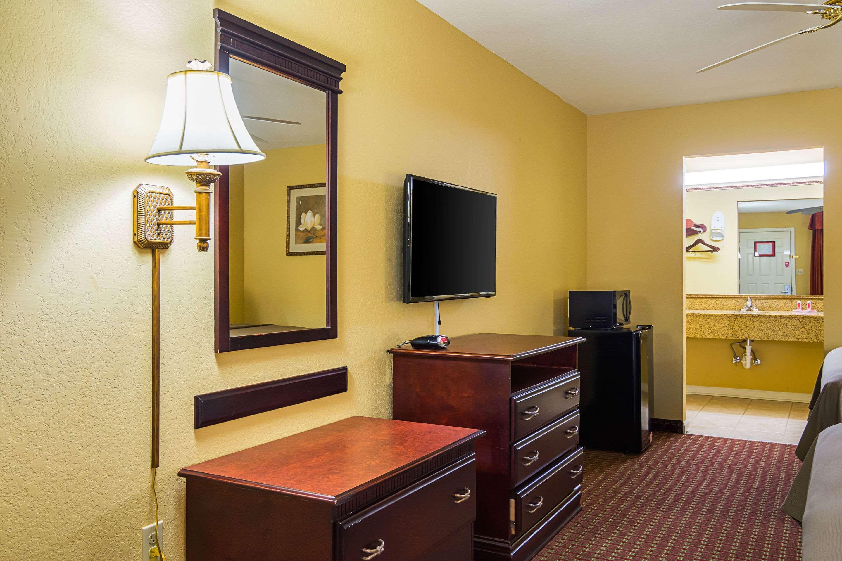 Econo Lodge Inn & Suites Bryant Buitenkant foto