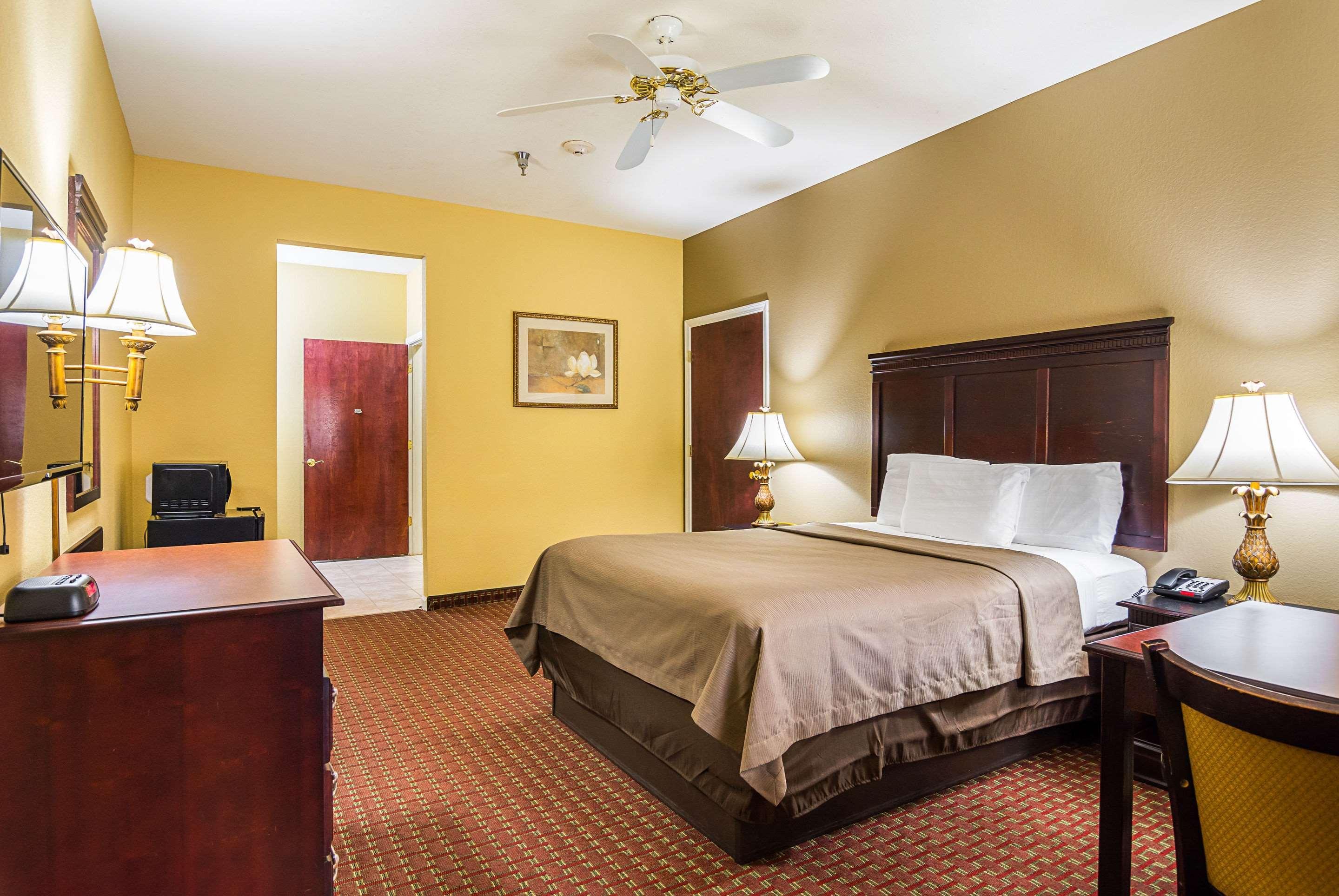 Econo Lodge Inn & Suites Bryant Buitenkant foto