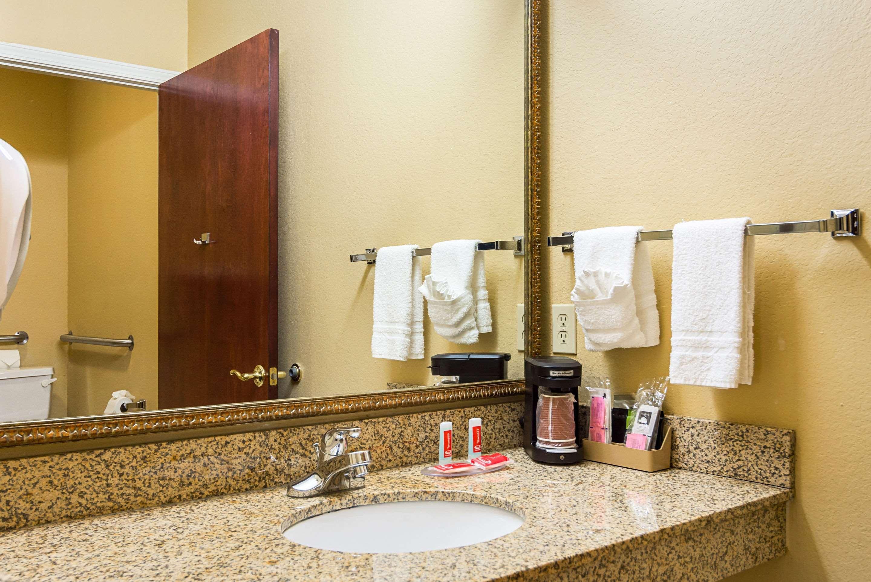 Econo Lodge Inn & Suites Bryant Buitenkant foto