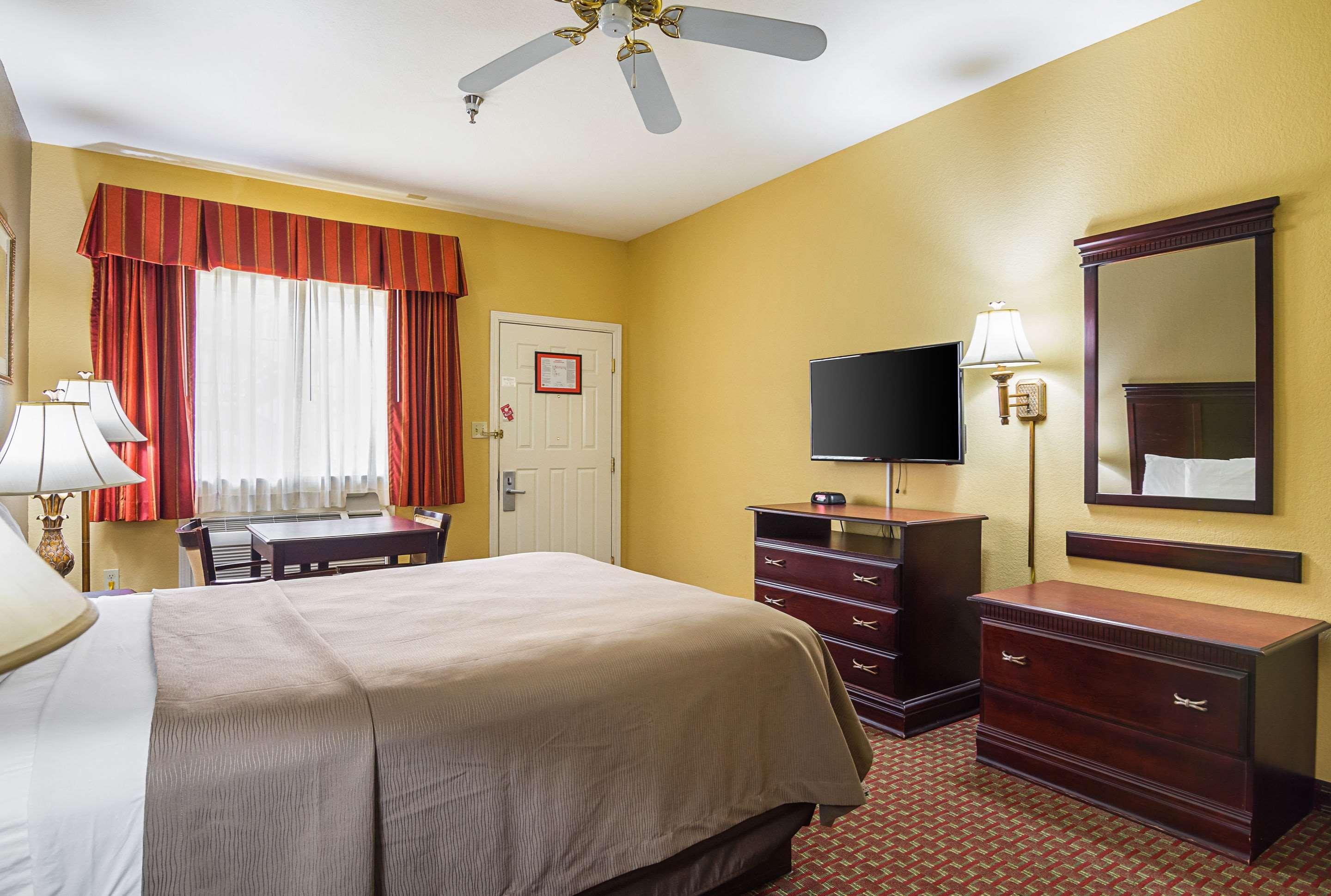 Econo Lodge Inn & Suites Bryant Buitenkant foto