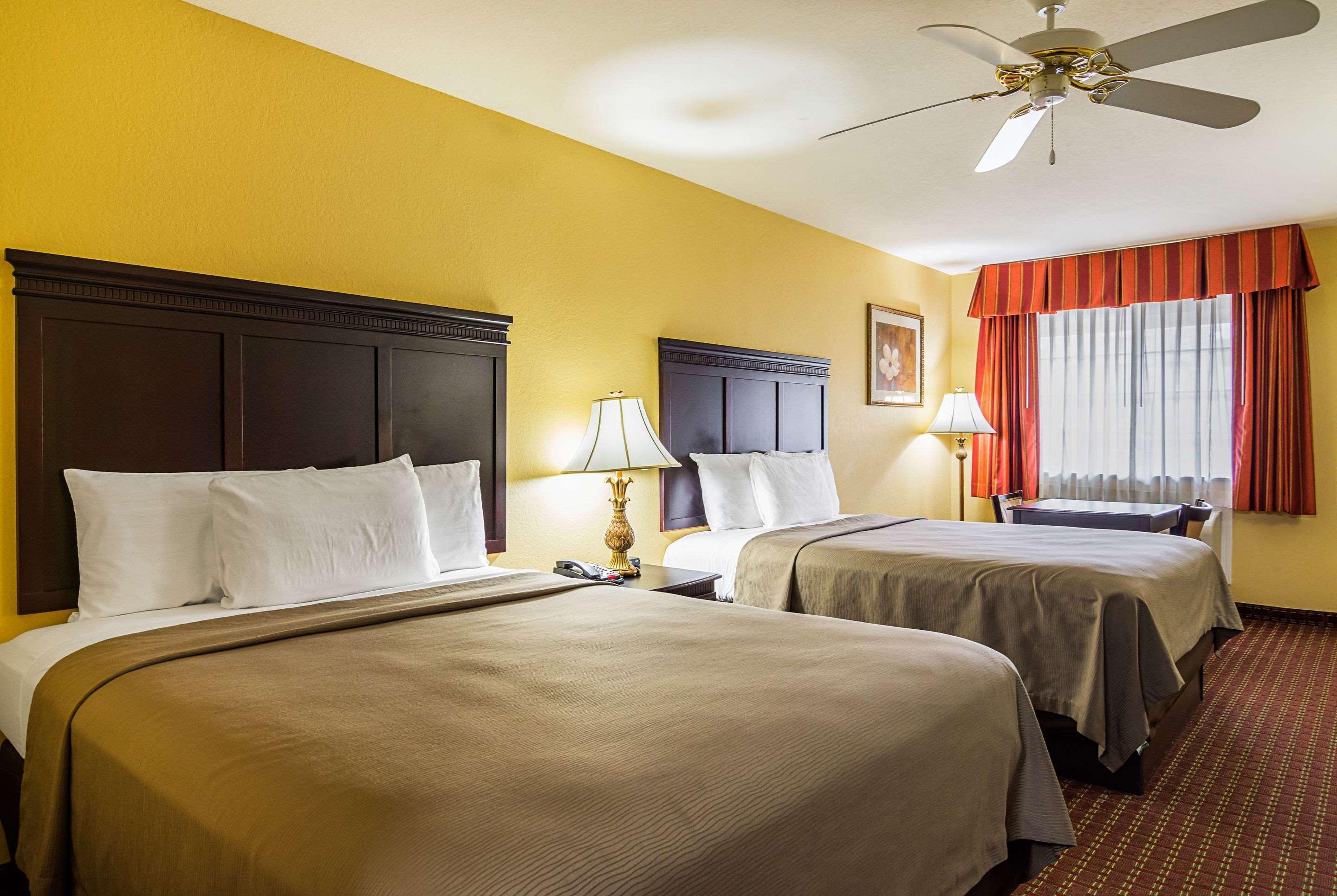 Econo Lodge Inn & Suites Bryant Buitenkant foto