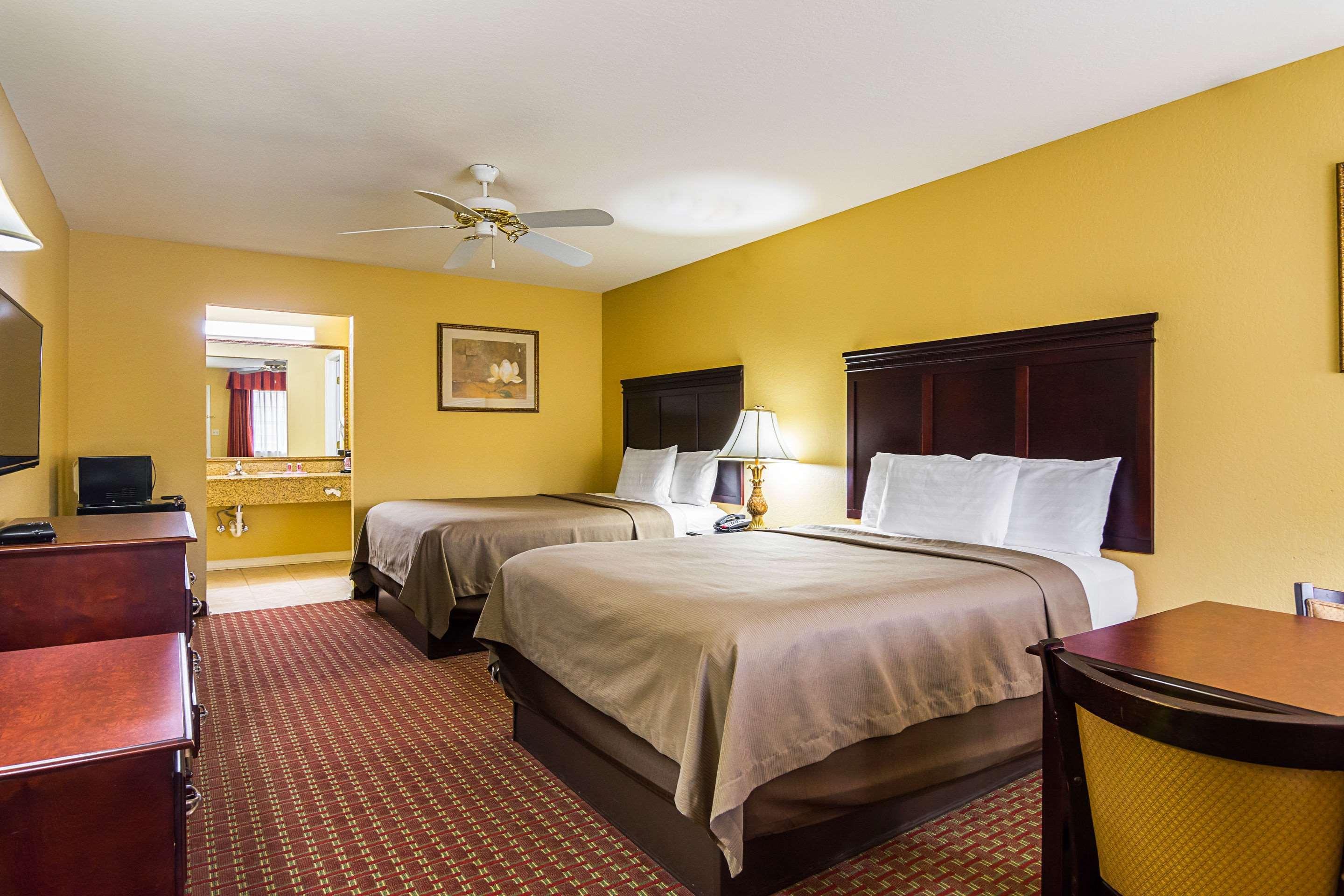 Econo Lodge Inn & Suites Bryant Buitenkant foto
