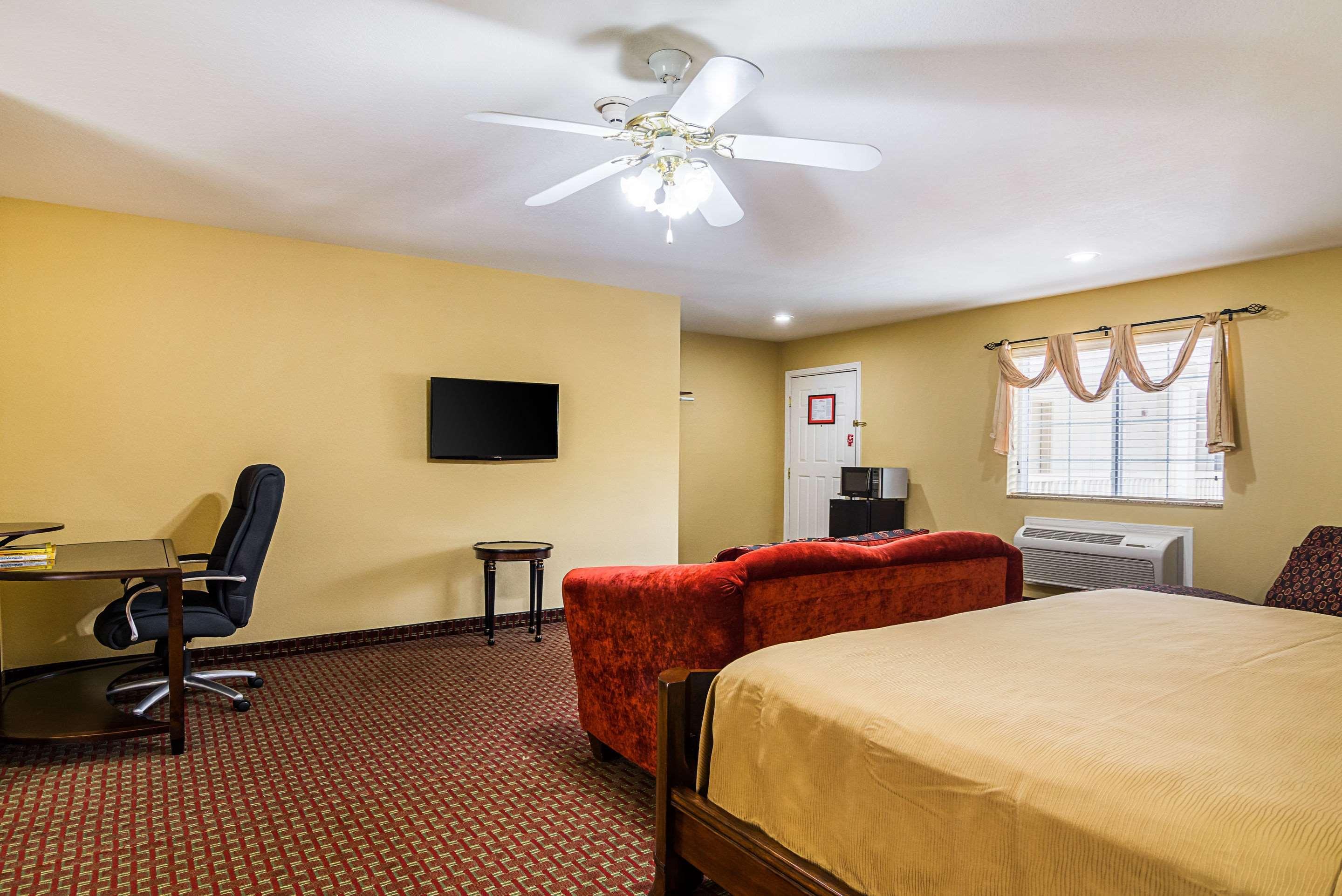 Econo Lodge Inn & Suites Bryant Buitenkant foto