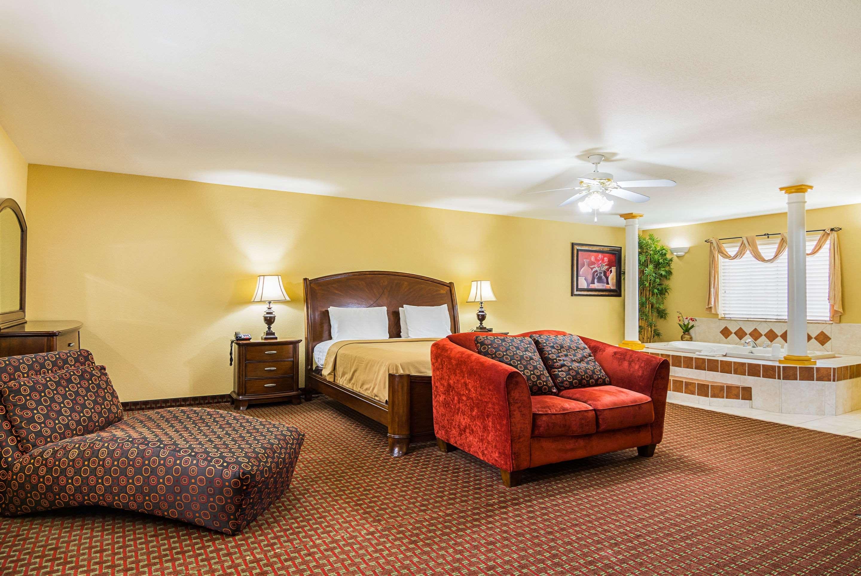 Econo Lodge Inn & Suites Bryant Buitenkant foto