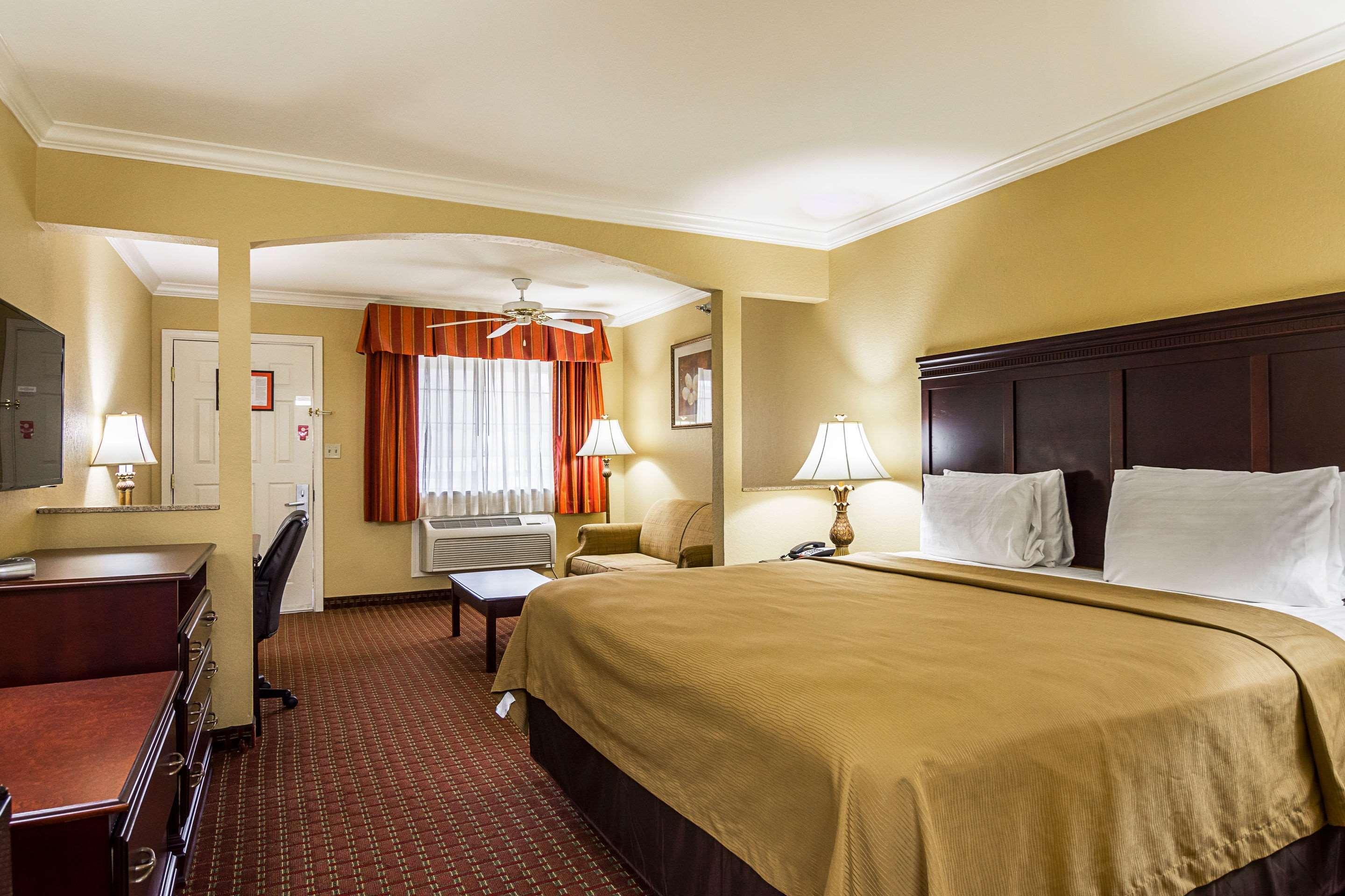Econo Lodge Inn & Suites Bryant Buitenkant foto