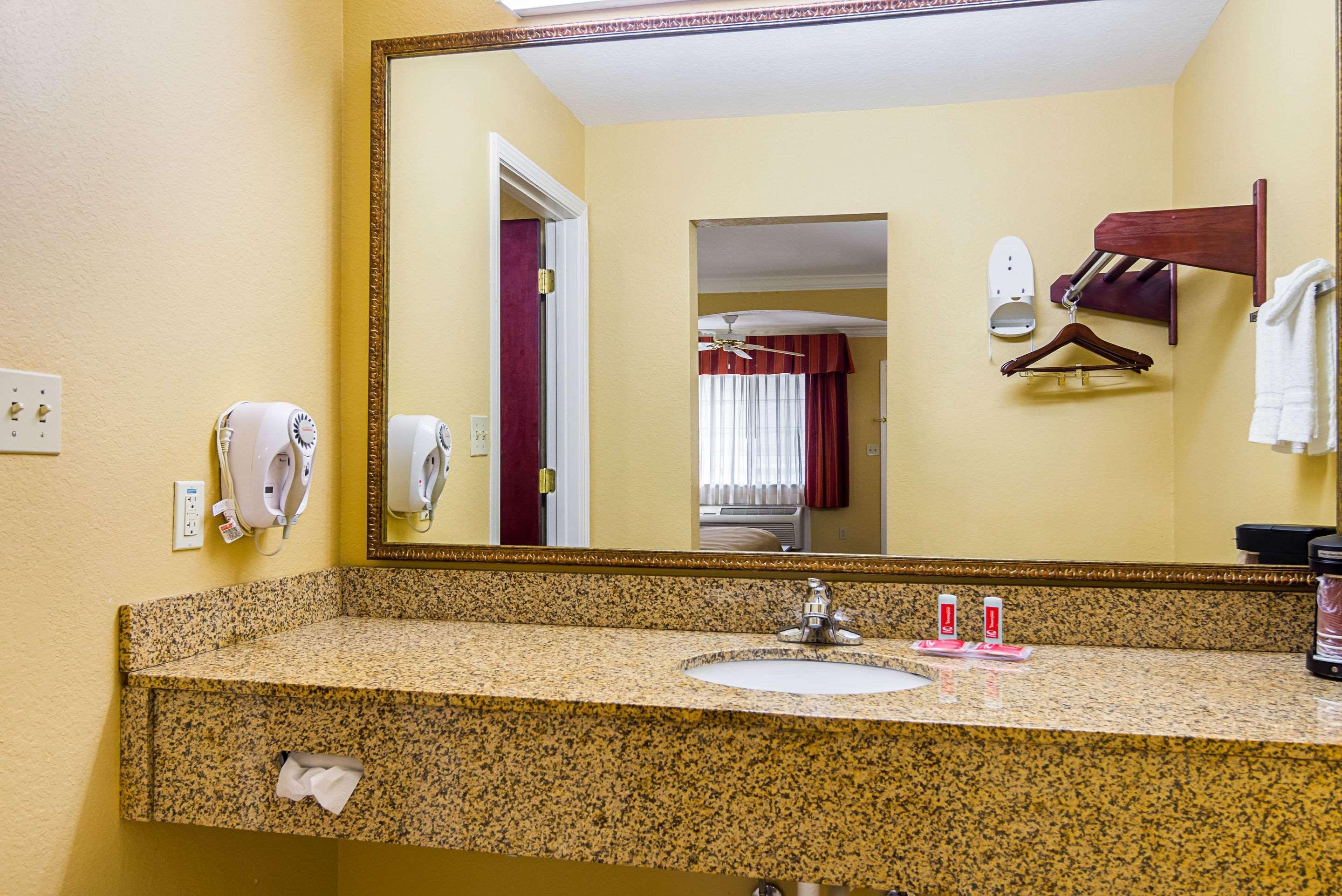 Econo Lodge Inn & Suites Bryant Buitenkant foto